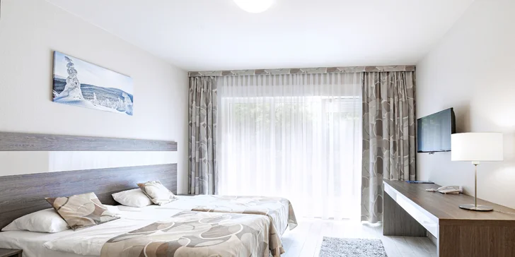 Pokoj Standard je umístěný v hlavní budově hotelu, nabídne vám jeden pokoj, pohodlné postele, koupelnu se sprchou, potěší vás jistě balkon.