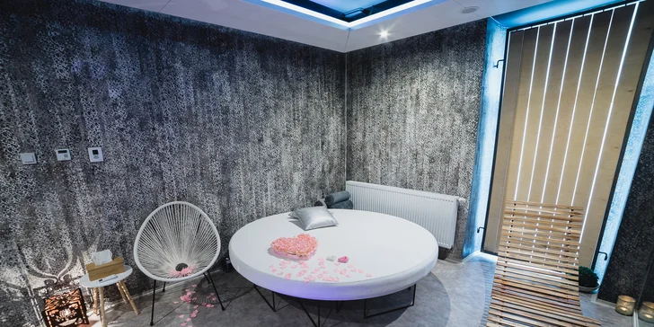 K tomu se těšte na romantickou výzdobu a relaxační hudbu. 