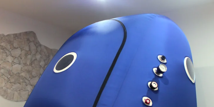 Kyslík se inhaluje v hyperbarické komoře při mnohem vyšším tlaku (než je běžný atmosférický). 