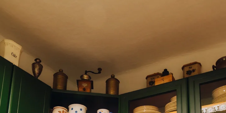 Kuchyňská linka je plně vybavená nádobím a spotřebiči pro každodenní vaření.