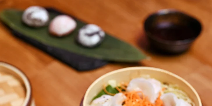  Váš zážitek odstartuje teplý předkrm v podobě krevetových knedlíčků, nebo tradičních masových taštiček gyoza. 