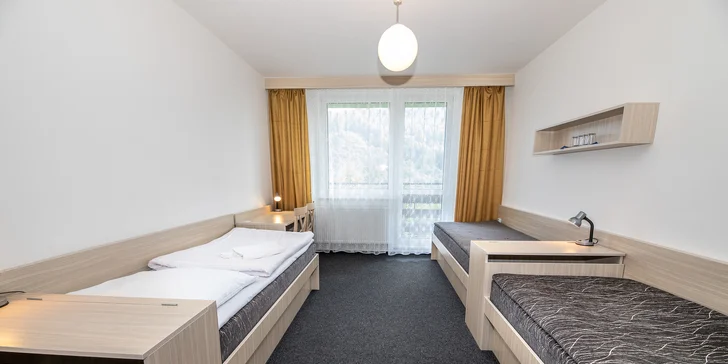 Pokoje se liší především v počtu lůžek a umístěním v areálu: pokoje Classic jsou v horní budově, Deluxe jsou v hlavní budově s recepcí (na fotce Rodinný Classic pokoj).