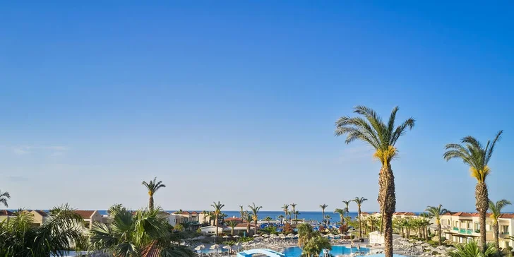 Hotel stojí na jihovýchodním pobřeží ostrova v poklidném letovisku Lardos v zátoce Lardos Bay. 