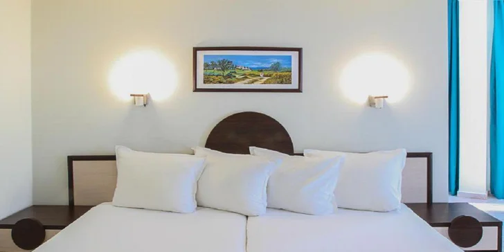 Samozřejmostí je balkon s výhledem do okolí a veškerý komfort od TV, telefonu až po minibar.