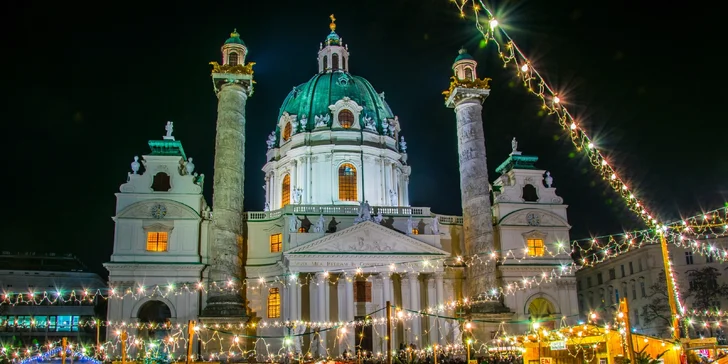 V zábavnom parku Práter zažijete netradičné adventné trhy priamo pod čertovým kolesom.