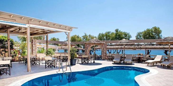 K hotelu Enjoy Villas*** patří ještě bazén s terasou, kde jsou lehátka zdarma.