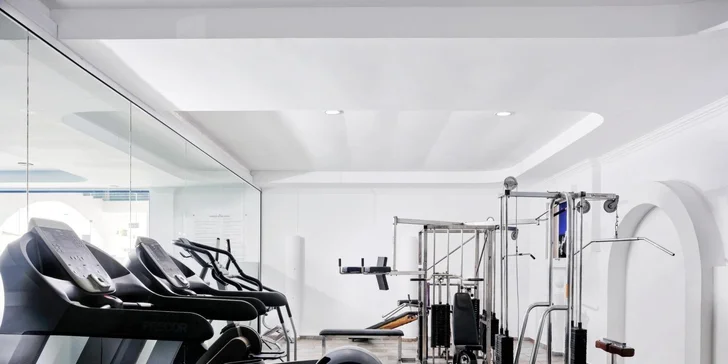 Pokud patříte mezi aktivní hosty, resort vás nadchne sportovním zázemím, které zahrnuje basketbalové hřiště, moderní fitness i ping-pong.