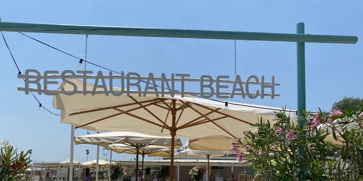 Po celý den je otevřený také nápojový bar v restauraci a dokonce i na pláži, kde si můžete kdykoli dát vodu, nealko drinky i pivo či víno.