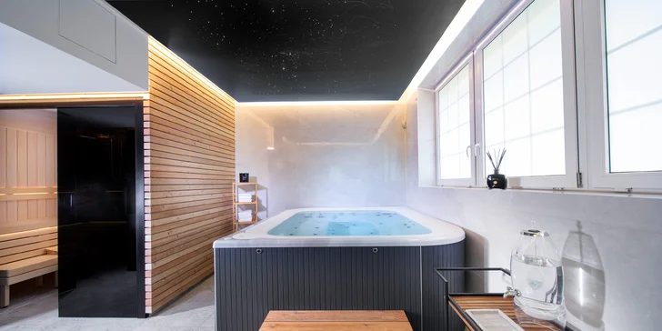 Ve wellness je bazén, vířivka i sauna. 