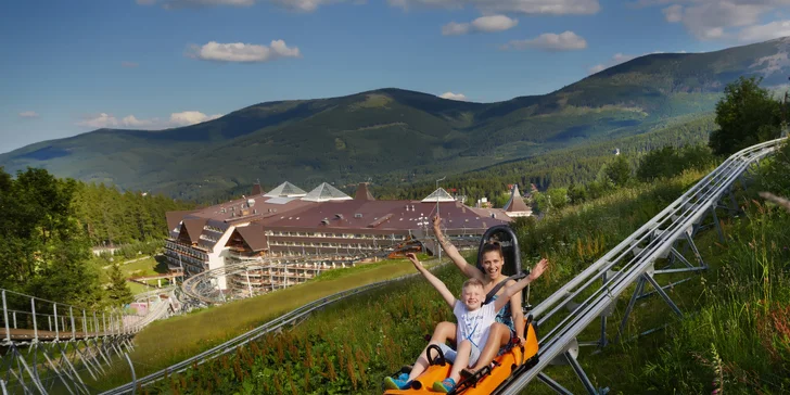 Hotel se nachází pod svahem, na kterém je bobová dráha. Dejte si jízdu!