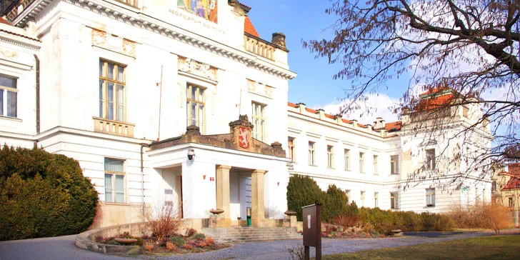 Projdete labyrintem budov, z nichž některé jsou již zrekonstruované a některé prozatím ponechané v původním stavu. 