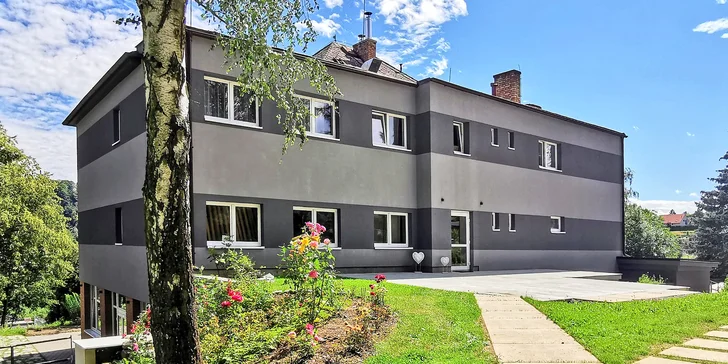 Penzion stojí u řeky Sázavy, v obci Javorník přibližně 13 km od Benešova. 