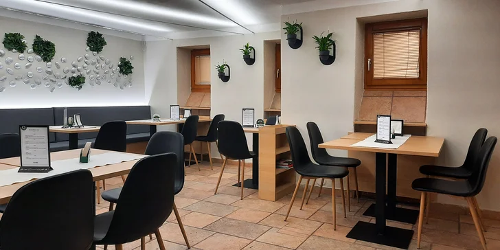 Usedněte k jednomu ze stolů a vyberte si z jídelního lístku pizzu v ceně 223–258 Kč.