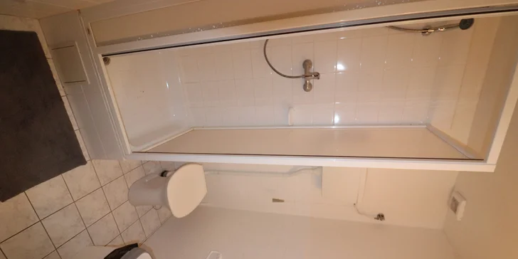 Součástí všech pokojů je sprchový kout, umyvadlo a WC. 