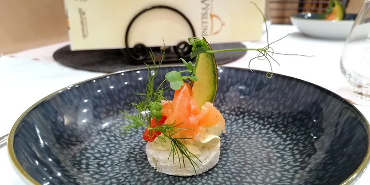 Jako amuse bouche se podává kanapka. 