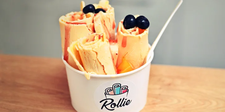 Osvěžení na Národní třídě: malá či velká rolovaná zmrzlina v kelímku i ovocné smoothie