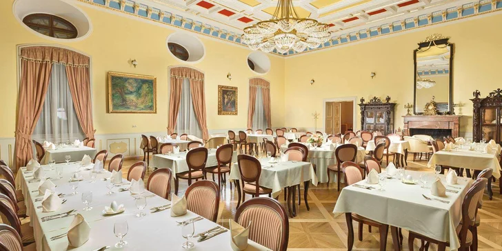 V restauraci budete obdivovat křišťálový lustr. Zkrátka jako na zámku. 