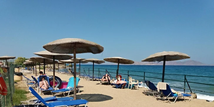 Přímo pod hotelem je úzká oblázková pláž, asi 5 minut to budete mít na dlouhou písčitou pláž. 