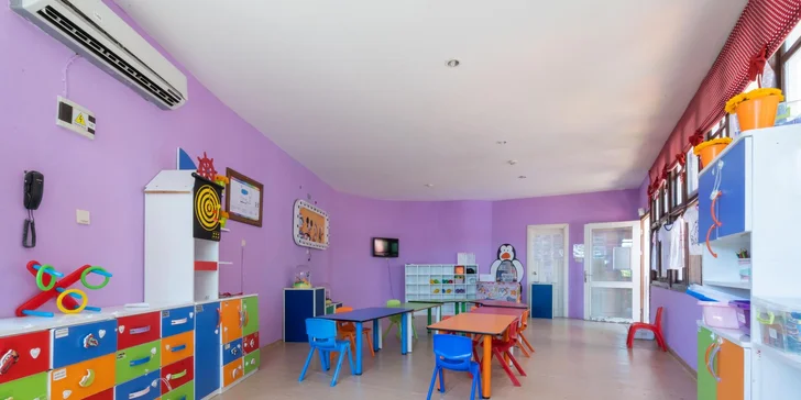 Je tu i miniklub a dětské hřiště. 
