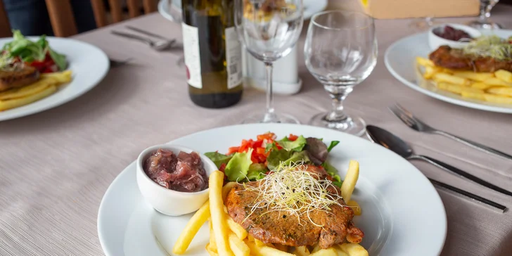 Zajištěnou budete mít i bohatou polopenzi formou bufetu (při nižší obsazenosti jsou večeře formou menu: dvouchodové menu s výběrem ze 3 hlavních jídel, večeře jsou bez nápojů). 