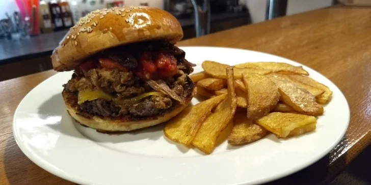 1 nebo 2 burgery dle výběru ze tří variant i ve vegetariánské verzi