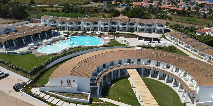 V ceně je letenka i transfer z letiště k hotelu a zpět. 