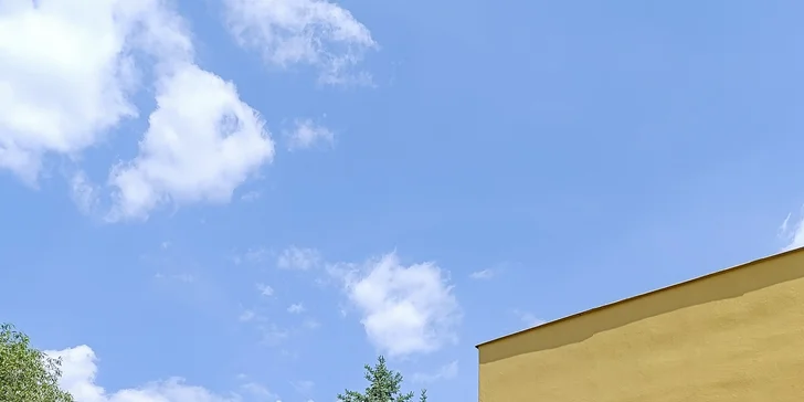 Po príchode sa ubytujete v 2-lôžkovej izbe s kúpeľňou a toaletou aj kuchynským kútom.