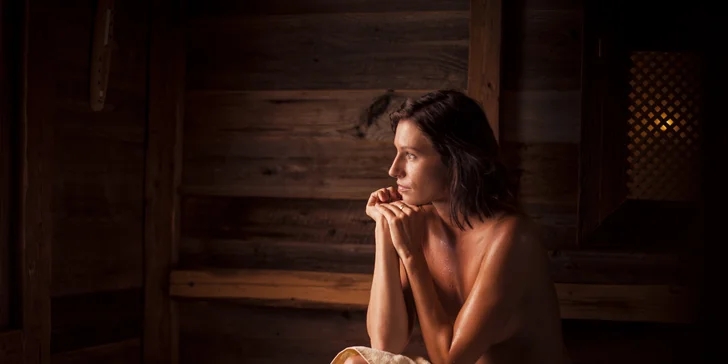 Wellness zahŕňa vnútorný panoramatický bazén, sauny a slnečnú terasu.