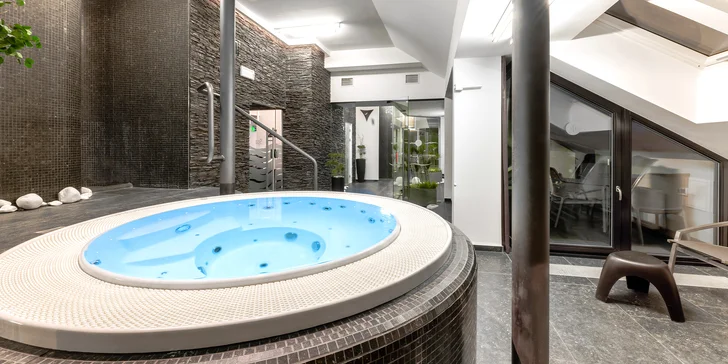 Potřebujete na chvilku vypnout a relaxovat? Dopřejte si variantu s dvouhodinovým vstupem do zdejšího wellness v nejvyšším patře hotelu. 