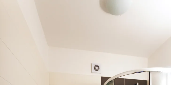 Každá izba má vlastnú kúpeľňu so sprchovacím kútom alebo vaňou.