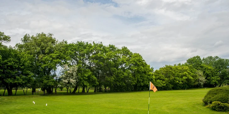 Poblíž zámečku se nachází golfové hřiště.