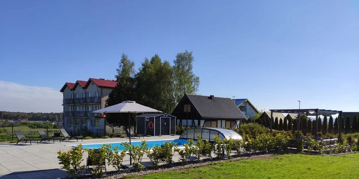 Pred vchodom do každého domu je priestranná, slnečná terasa, kde môžete stráviť príjemné chvíle pred alebo po návrate z pláže.