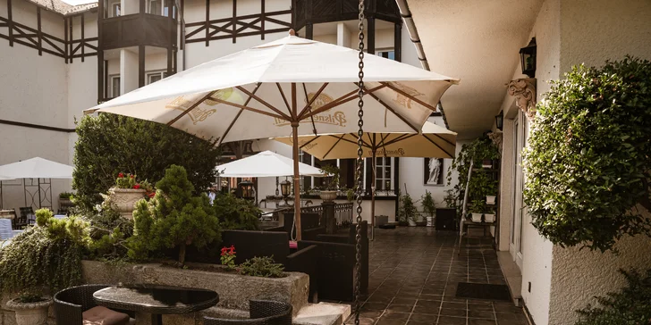 Večer má hotel kouzelnou atmosféru.