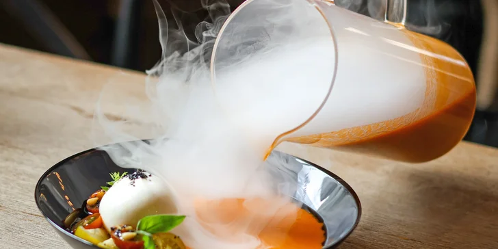 Hlavní roli tu hraje experimentální moderní kuchyně.