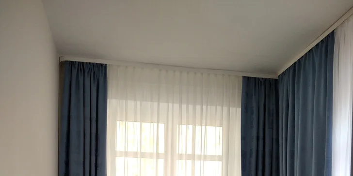 V izbe nájdete manželskú posteľ, niektoré majú možnosť prístelky.