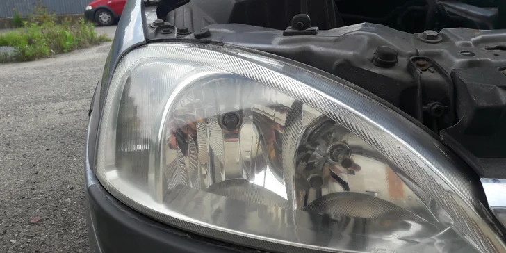 V servisu Cars&Lights Cleaning se postarají o rozleštění předních světel.