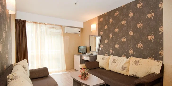 Apartmá s oddělenou ložnicí má cca 32 m² a součástí je balkon s výhledem na bazén nebo okolí.