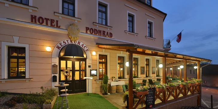 Wellness a restaurace jsou v hlavní budově, hotelu Podhrad. Depandance je pár metrů od něj. 