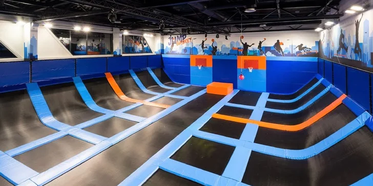 Užite si super adrenalín a neobmedzený pohyb v trampolínovom centre JUMP ARENA