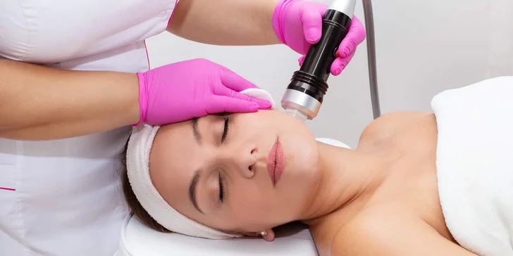 Mikrojehličková radiofrekvence celého obličeje s aplikací kyseliny hyaluronové