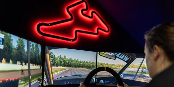 Hodina jízdy na automobilových simulátorech v centru Brna pro 1–4 závodníky