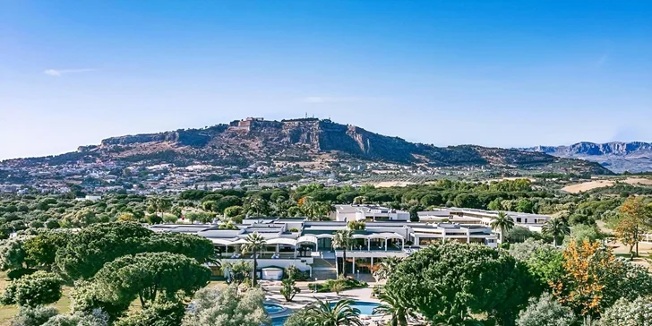 Hotel je obklopen zahradou s olivovníky, palmami a ibišky.
