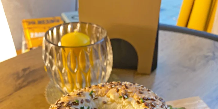 Na výběr jsou také různé variace pokebowl –⁠⁠⁠⁠⁠⁠ s lososem, halloumi nebo krevetami.