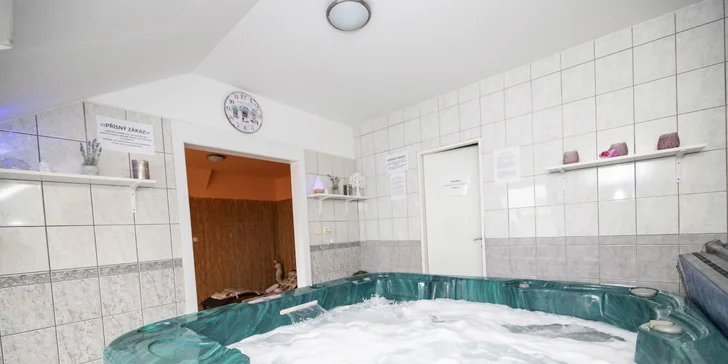 Mají tu také vířivku. Některé varianty zahrnují vstup do ní, ve všech případech na ni máte slevu. 