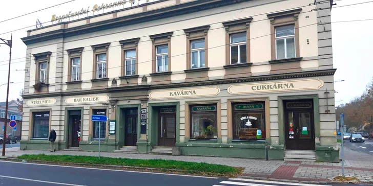 Vše se odehrává v budově BOIS. Vstup je ve dveřích, na které míří šipka – mezi prodejnou zbraní a cukrárnou.