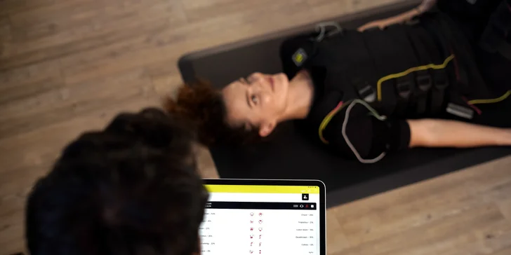 V ceně tréninku máte zapůjčení speciálního sportovního oblečení, ručník, iontový nápoj a proteinový nápoj.