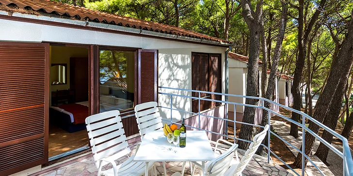 Plážový resort u Omiše: all inclusive light, bungalov až pro 4 osoby, v létě animace