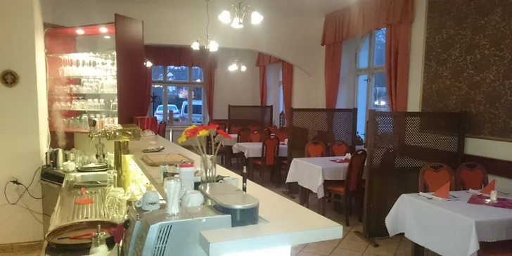 Snídani i večeři si vždy dáte v hotelové restauraci.
