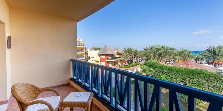 Za příplatek lze objednat i pokoj s výhledem na moře, nebo například prostorný Deluxe swim up pokoj (16+) či Royal swim up pokoj (16+) – oba pokoje mají balkon/terasu s přímým vstupem do bazénu.