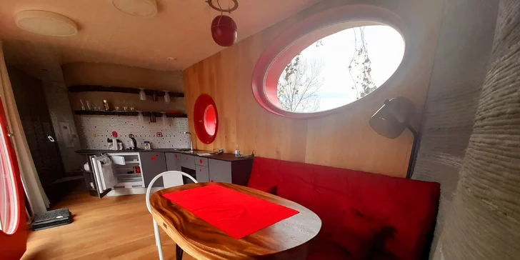 Obývací prostor je vybaven 3D tištěnou repro soustavou i designovým osvětlením Brokis a policemi z 6000 let starého dubu.